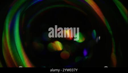 Raggi sfocati. Luce glitter. Perdita sfocata multicolore verde giallo arcobaleno sfarfallio lente del fascio riflesso su sfondo bokeh nero scuro con grafica astratta. Foto Stock