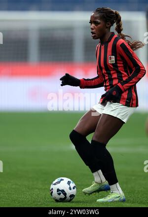 Milano, Italia. 8 dicembre 2024. Evelyn Ijeh dell'AC Milan durante la partita di serie A femminile allo Stadio Giuseppe Meazza, Milano. Il credito per immagini dovrebbe essere: Jonathan Moscrop/Sportimage Credit: Sportimage Ltd/Alamy Live News Foto Stock