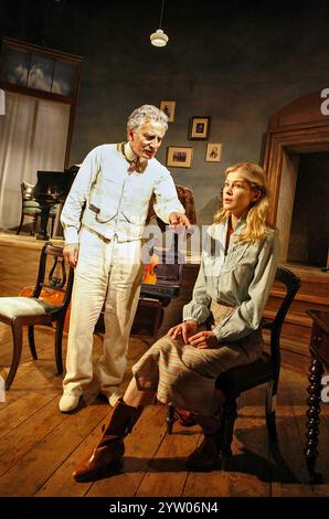 Henry Goodman (Leos Janacek), Rosamund Pike (Anezka Ungrova) nelle ESIBIZIONI di Brian Friel al Wilton's Music Hall, Londra E1 04/07/2006 design: Liz Cooke illuminazione: Hans Jorg Schmidt regista: Lou Stein Foto Stock