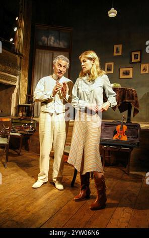 Henry Goodman (Leos Janacek), Rosamund Pike (Anezka Ungrova) nelle ESIBIZIONI di Brian Friel al Wiltonâ€™s Music Hall, Londra E1 04/07/2006 design: Liz Cooke illuminazione: Hans Jorg Schmidt regista: Lou Stein Foto Stock