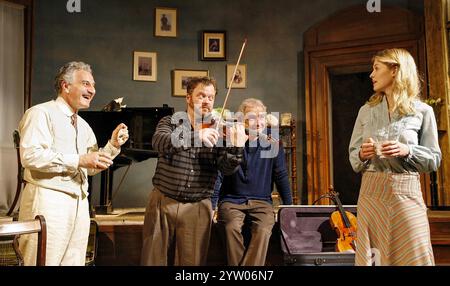 l-r: Henry Goodman (Leos Janacek), Ian Belton (violino/Brodsky Quartet), Paul Cassidy (viola/Brodsky Quartet), Rosamund Pike (Anezka Ungrova) nelle ESIBIZIONI di Brian Friel al Wiltonâ€™s Music Hall, Londra E1 04/07/2006 design: Liz Cooke illuminazione: Hans Jorg Schmidt direttore: Lou Stein Foto Stock