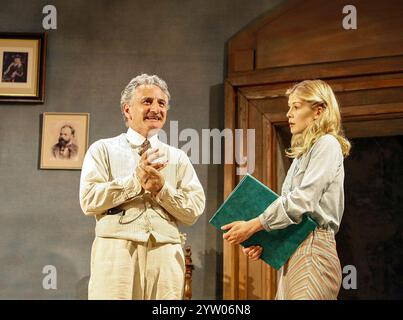 Henry Goodman (Leos Janacek), Rosamund Pike (Anezka Ungrova) nelle ESIBIZIONI di Brian Friel al Wiltonâ€™s Music Hall, Londra E1 04/07/2006 design: Liz Cooke illuminazione: Hans Jorg Schmidt regista: Lou Stein Foto Stock