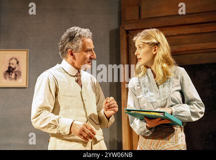 Henry Goodman (Leos Janacek), Rosamund Pike (Anezka Ungrova) nelle ESIBIZIONI di Brian Friel al Wilton's Music Hall, Londra E1 04/07/2006 design: Liz Cooke illuminazione: Hans Jorg Schmidt regista: Lou Stein Foto Stock