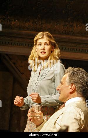 Rosamund Pike (Anezka Ungrova), Henry Goodman (Leos Janacek) nelle ESIBIZIONI di Brian Friel al Wiltonâ€™s Music Hall, Londra E1 04/07/2006 design: Liz Cooke illuminazione: Hans Jorg Schmidt regista: Lou Stein Foto Stock