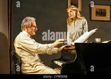 Henry Goodman (Leos Janacek), Rosamund Pike (Anezka Ungrova) nelle ESIBIZIONI di Brian Friel al Wiltonâ€™s Music Hall, Londra E1 04/07/2006 design: Liz Cooke illuminazione: Hans Jorg Schmidt regista: Lou Stein Foto Stock