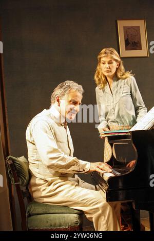 Henry Goodman (Leos Janacek), Rosamund Pike (Anezka Ungrova) nelle ESIBIZIONI di Brian Friel al Wiltonâ€™s Music Hall, Londra E1 04/07/2006 design: Liz Cooke illuminazione: Hans Jorg Schmidt regista: Lou Stein Foto Stock