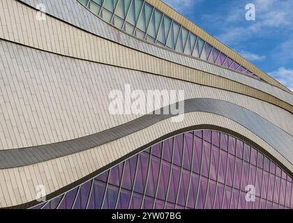 Vista astratta dell'esterno curvo del ModerRogers Place, sede degli Oilers, nel centro di Edmonton, Alberta Foto Stock