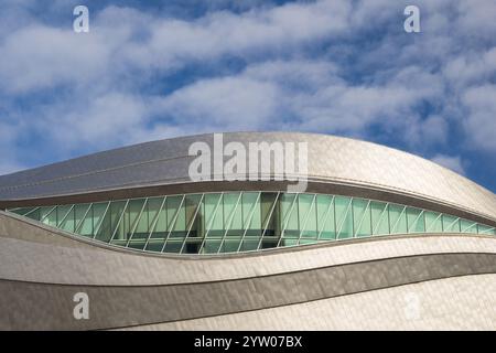 Vista astratta dell'esterno curvo del ModerRogers Place, sede degli Oilers, nel centro di Edmonton, Alberta Foto Stock