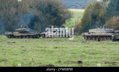 Una truppa di carri armati da battaglia principali challenger II 2 FV4034 dell'esercito britannico in azione durante un'esercitazione militare Foto Stock