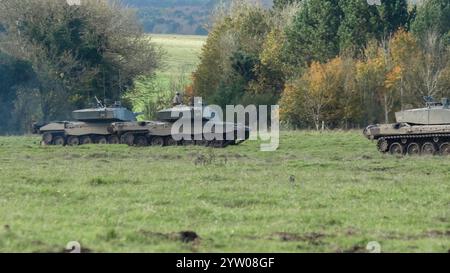 Una truppa di carri armati da battaglia principali challenger II 2 FV4034 dell'esercito britannico in azione durante un'esercitazione militare Foto Stock