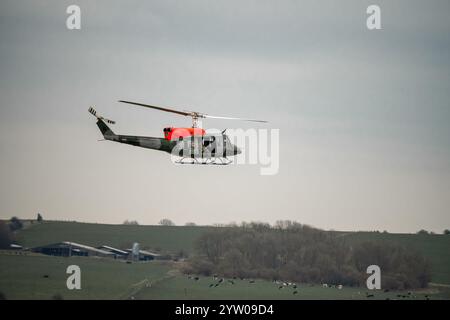 ZH814 elicottero dell'esercito britannico 1971 Bell 212 B-BGMH (Army Air Corps AAC) 1971 elicottero Bell 212 B-BGMH che conduce addestramento piloti, Wilts Regno Unito Foto Stock