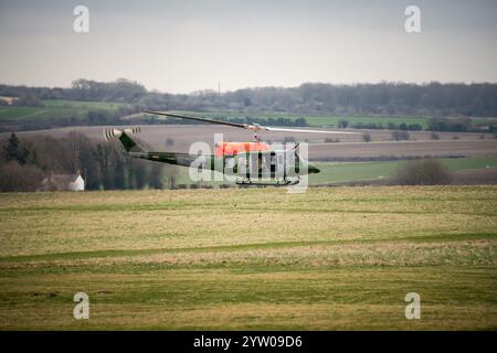 ZH814 elicottero dell'esercito britannico 1971 Bell 212 B-BGMH (Army Air Corps AAC) 1971 elicottero Bell 212 B-BGMH che conduce addestramento piloti, Wilts Regno Unito Foto Stock