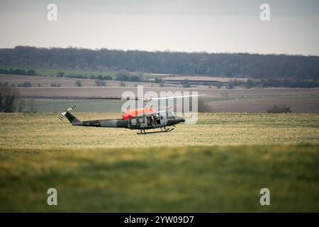 ZH814 elicottero dell'esercito britannico 1971 Bell 212 B-BGMH (Army Air Corps AAC) 1971 elicottero Bell 212 B-BGMH che conduce addestramento piloti, Wilts Regno Unito Foto Stock