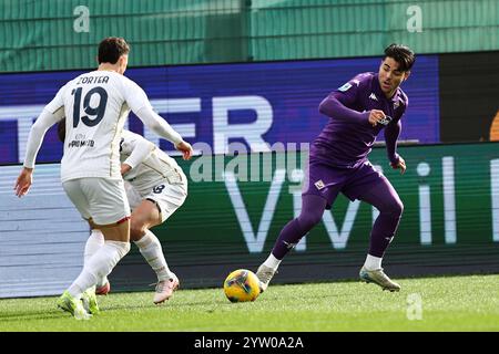 Riccardo Sottil (Fiorentina)Razvan Marin (Cagliari)Nadir Zortea (Cagliari) durante la partita italiana di serie A tra la Fiorentina 1-0 Cagliari allo stadio Artemio Franchi l'8 dicembre 2024 a Firenze. Crediti: Maurizio Borsari/AFLO/Alamy Live News Foto Stock