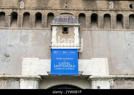 Roma, Italia - 14 novembre 2024: Lo striscione all'ingresso del Museo Castel Sant'Angelo e del Passetto di Borgo Foto Stock