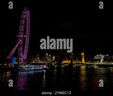 Vista del London Eye e del Parlamento di notte, 2024 dicembre. Foto Stock