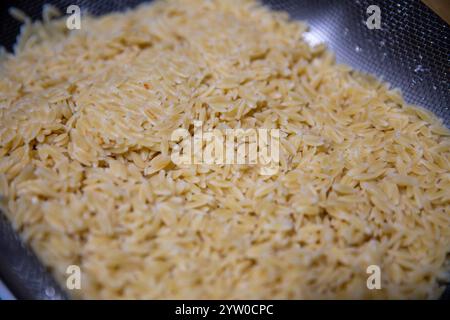 Pasta Orzo appena preparata in un filtro Foto Stock