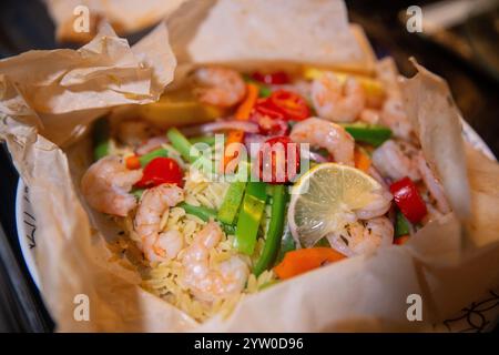 Gamberi e papillote con verdure Foto Stock