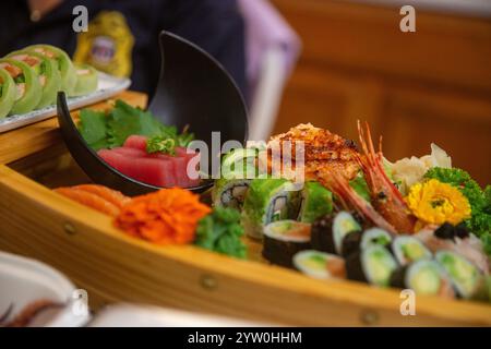 Sushi, sashimi e salta su una barca per una festa Foto Stock