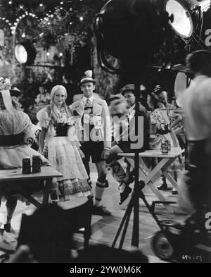 JOAN CRAWFORD e FRED ASTAIRE aspettano che la telecamera accenda un numero di ballo bavarese per DANCING LADY 1933 Director ROBERT Z. LEONARD Metro Goldwyn Mayer Foto Stock