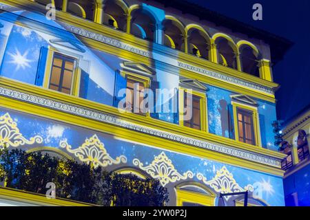 Villaggio italiano chiamato Moncalieri di notte, con feste natalizie luci e decorazioni Foto Stock