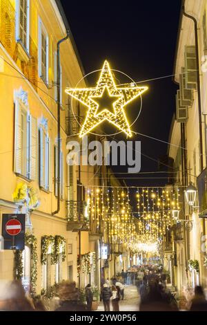 Villaggio italiano chiamato Moncalieri di notte, con feste natalizie luci e decorazioni Foto Stock