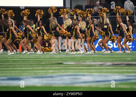 Arlington, Texas, Stati Uniti. 7 dicembre 2024. Le cheerleader degli Iowa State Cyclones durante il Dr Pepper BIG 12 Championship 2024 tra Arizona State Sun Devils e Iowa State Cyclones hanno giocato all'AT&T Stadium. Punteggio finale Arizona State batte Iowa State 45-19. Il 7 dicembre 2024 ad Arlington, Texas (Credit Image: © Javier Vicencio/eyepix via ZUMA Press Wire) SOLO USO EDITORIALE! Non per USO commerciale! Foto Stock