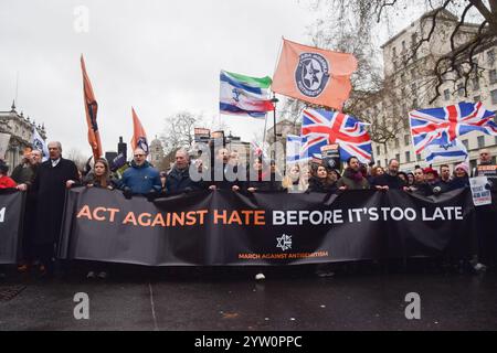 Londra, Regno Unito. 8 dicembre 2024. I manifestanti marciano con uno striscione che recita "agire contro l'odio prima che sia troppo tardi" durante la manifestazione a Whitehall. Migliaia di persone hanno marciato nel centro di Londra contro l'antisemitismo e a sostegno di Israele mentre Israele continua i suoi attacchi a Gaza. (Foto di Vuk Valcic/SOPA Images/Sipa USA) credito: SIPA USA/Alamy Live News Foto Stock