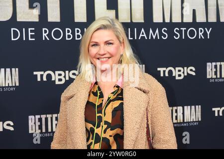 Aleksandra Bechtel bei der „Better Man - Die Robbie Williams Story“ Film Premiere am 8.12.2024 im Cinedom in Koeln Foto Stock