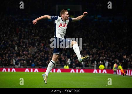 Londra, Regno Unito. 8 dicembre 2024. Dejan Kulusevski del Tottenham Hotspur festeggia dopo aver segnato il secondo gol della sua squadra. Partita di Premier League, Tottenham Hotspur contro Chelsea allo stadio Tottenham Hotspur di Londra domenica 8 dicembre 2024. Questa immagine può essere utilizzata solo per scopi editoriali. Foto per uso editoriale di Sandra Mailer/Andrew Orchard fotografia sportiva/Alamy Live news Credit: Andrew Orchard fotografia sportiva/Alamy Live News Foto Stock