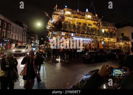 Londra, Regno Unito. 7 dicembre 2024. Il pub Churchill Arms di Kensington è raffigurato con luci e decorazioni natalizie. Il Churchill Arms l'ha fatto Foto Stock