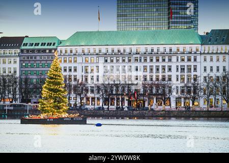 Blick über die Binnenalster zum Neuen Jungfernstieg mit Alstertanne und Hotel Vier Jahreszeiten ad Amburgo, Deutschland, Europa *** Vista sul Binnenalster al Neuer Jungfernstieg con Alstertanne e Hotel Vier Jahreszeiten ad Amburgo, Germania, Europa Foto Stock