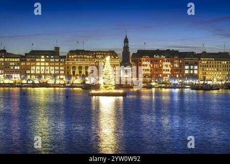 Blick über die Binnenalster zum Jungfernstieg mit Alstertanne, Michel, Weihnachtsmarkt und Weihnachtsdekoration ad Amburgo, Deutschland, Europa *** Vista sul Binnenalster al Jungfernstieg con abete di Alster, Michel, mercato di Natale e decorazioni natalizie ad Amburgo, Germania, Europa Foto Stock