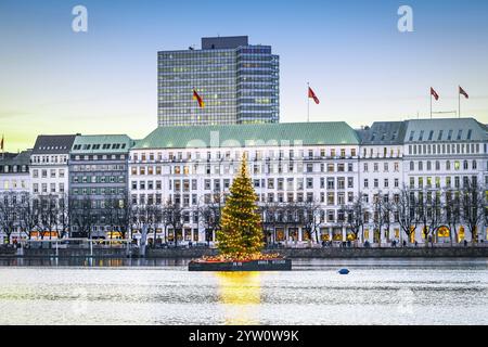 Blick über die Binnenalster zum Neuen Jungfernstieg mit Alstertanne und Hotel Vier Jahreszeiten ad Amburgo, Deutschland, Europa *** Vista sul Binnenalster al Neuer Jungfernstieg con Alstertanne e Hotel Vier Jahreszeiten ad Amburgo, Germania, Europa Foto Stock