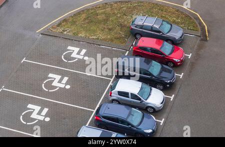 Vista aerea del parcheggio della città. Sono disponibili lotti per disabili Foto Stock