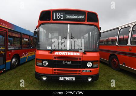 Un autobus Leyland National mk2 splendidamente restaurato, con indosso la livrea rossa del Nord, percorso numero 185, destinazione Sunderland Foto Stock