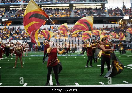 Arlington, Stati Uniti. 7 dicembre 2024. I membri delle squadre di color Guard durante il Dr Pepper BIG 12 Championship 2024 tra Arizona State Sun Devils e Iowa State Cyclones hanno giocato all'AT&T Stadium. Punteggio finale Arizona State batte Iowa State 45-19. Il 7 dicembre 2024 ad Arlington, Texas (foto di Javier Vicencio/Eyepix Group/Sipa USA) credito: SIPA USA/Alamy Live News Foto Stock