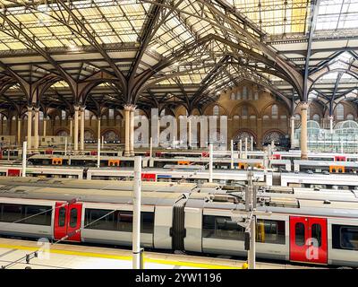 Londra, Inghilterra, Regno Unito - 24 agosto 2023: Piattaforme presso la stazione ferroviaria di Liverpool Street nel centro di Londra piene di treni Foto Stock
