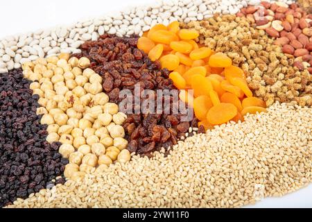 Un dessert chiamato Ashure o Ashure fatto con legumi e frutta secca. Legumi usati nella produzione di Ashure. Foto Stock
