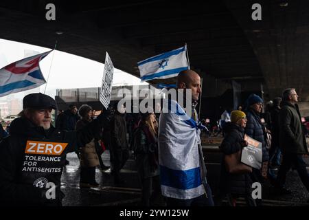 Londra, Regno Unito, 8 dicembre 2024: “Agire contro l’odio prima che sia troppo tardi” Una manifestazione contro l’antisemitismo e a sostegno di Israele l’8 dicembre, Londra. Una marcia dalla Royal Courts of Justice a Parliament Square, guidata da membri e sostenitori della British Jewish Community culminò in una manifestazione fuori dalle Houses of Parliament. (Tennessee Jones - Alamy Live News) Foto Stock