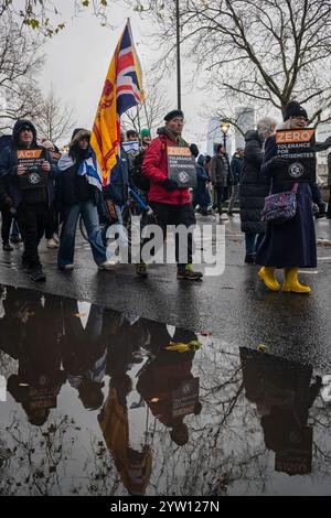 Londra, Regno Unito, 8 dicembre 2024: “Agire contro l’odio prima che sia troppo tardi” Una manifestazione contro l’antisemitismo e a sostegno di Israele l’8 dicembre, Londra. Una marcia dalla Royal Courts of Justice a Parliament Square, guidata da membri e sostenitori della British Jewish Community culminò in una manifestazione fuori dalle Houses of Parliament. (Tennessee Jones - Alamy Live News) Foto Stock