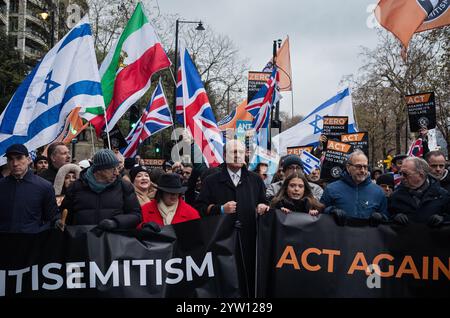 Londra, Regno Unito, 8 dicembre 2024: “Agire contro l’odio prima che sia troppo tardi” Una manifestazione contro l’antisemitismo e a sostegno di Israele l’8 dicembre, Londra. Una marcia dalla Royal Courts of Justice a Parliament Square, guidata da membri e sostenitori della British Jewish Community culminò in una manifestazione fuori dalle Houses of Parliament. (Tennessee Jones - Alamy Live News) Foto Stock