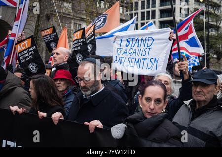 Londra, Regno Unito, 8 dicembre 2024: “Agire contro l’odio prima che sia troppo tardi” Una manifestazione contro l’antisemitismo e a sostegno di Israele l’8 dicembre, Londra. Una marcia dalla Royal Courts of Justice a Parliament Square, guidata da membri e sostenitori della British Jewish Community culminò in una manifestazione fuori dalle Houses of Parliament. (Tennessee Jones - Alamy Live News) Foto Stock