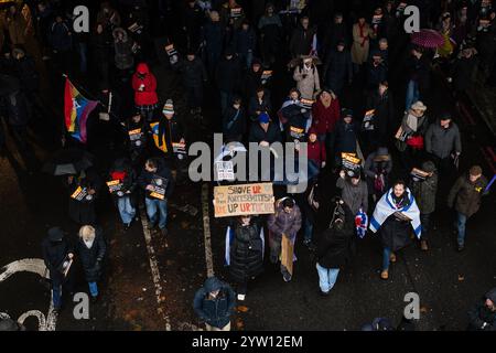 Londra, Regno Unito, 8 dicembre 2024: “Agire contro l’odio prima che sia troppo tardi” Una manifestazione contro l’antisemitismo e a sostegno di Israele l’8 dicembre, Londra. Una marcia dalla Royal Courts of Justice a Parliament Square, guidata da membri e sostenitori della British Jewish Community culminò in una manifestazione fuori dalle Houses of Parliament. (Tennessee Jones - Alamy Live News) Foto Stock