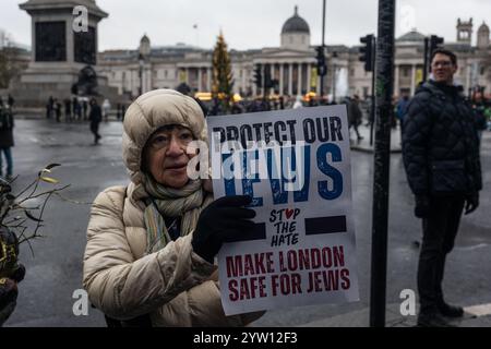 Londra, Regno Unito, 8 dicembre 2024: “Agire contro l’odio prima che sia troppo tardi” Una manifestazione contro l’antisemitismo e a sostegno di Israele l’8 dicembre, Londra. Una marcia dalla Royal Courts of Justice a Parliament Square, guidata da membri e sostenitori della British Jewish Community culminò in una manifestazione fuori dalle Houses of Parliament. (Tennessee Jones - Alamy Live News) Foto Stock