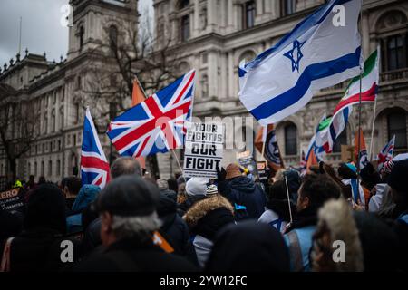 Londra, Regno Unito, 8 dicembre 2024: “Agire contro l’odio prima che sia troppo tardi” Una manifestazione contro l’antisemitismo e a sostegno di Israele l’8 dicembre, Londra. Una marcia dalla Royal Courts of Justice a Parliament Square, guidata da membri e sostenitori della British Jewish Community culminò in una manifestazione fuori dalle Houses of Parliament. (Tennessee Jones - Alamy Live News) Foto Stock