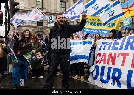 Londra, Regno Unito, 8 dicembre 2024: “Agire contro l’odio prima che sia troppo tardi” Una manifestazione contro l’antisemitismo e a sostegno di Israele l’8 dicembre, Londra. Una marcia dalla Royal Courts of Justice a Parliament Square, guidata da membri e sostenitori della British Jewish Community culminò in una manifestazione fuori dalle Houses of Parliament. (Tennessee Jones - Alamy Live News) Foto Stock