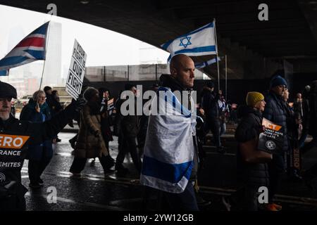 Londra, Regno Unito, 8 dicembre 2024: “Agire contro l’odio prima che sia troppo tardi” Una manifestazione contro l’antisemitismo e a sostegno di Israele l’8 dicembre, Londra. Una marcia dalla Royal Courts of Justice a Parliament Square, guidata da membri e sostenitori della British Jewish Community culminò in una manifestazione fuori dalle Houses of Parliament. (Tennessee Jones - Alamy Live News) Foto Stock