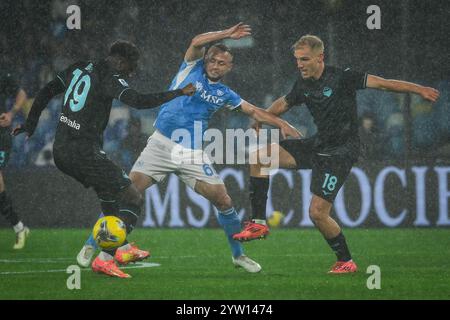 Boulaye DIA della Lazio Roma, Stanislav LOBOTKA del Napoli e Gustav ISAKSEN della Lazio Roma durante la partita di campionato italiano di serie A tra SSC Napoli e SS Lazio l'8 dicembre 2024 allo stadio Diego Armando Maradona di Napoli Foto Stock