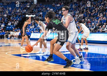 St. Louis, Stati Uniti. 8 dicembre 2024. 8 DICEMBRE 2024: L'attaccante dei Chicago State Cougars CJ Delancy (20) perde quasi la palla mentre ruota contro la difesa del centro dei Saint Louis Billikens Robbie Avila (21) in una partita di stagione regolare dove i Chicago State Cougars visitarono i Saint Louis Billikens. Tenuto alla Chaifetz Arena di St. Louis, Missouri domenica 8 dicembre 2024 Richard Ulreich/CSM Credit: Cal Sport Media/Alamy Live News Foto Stock